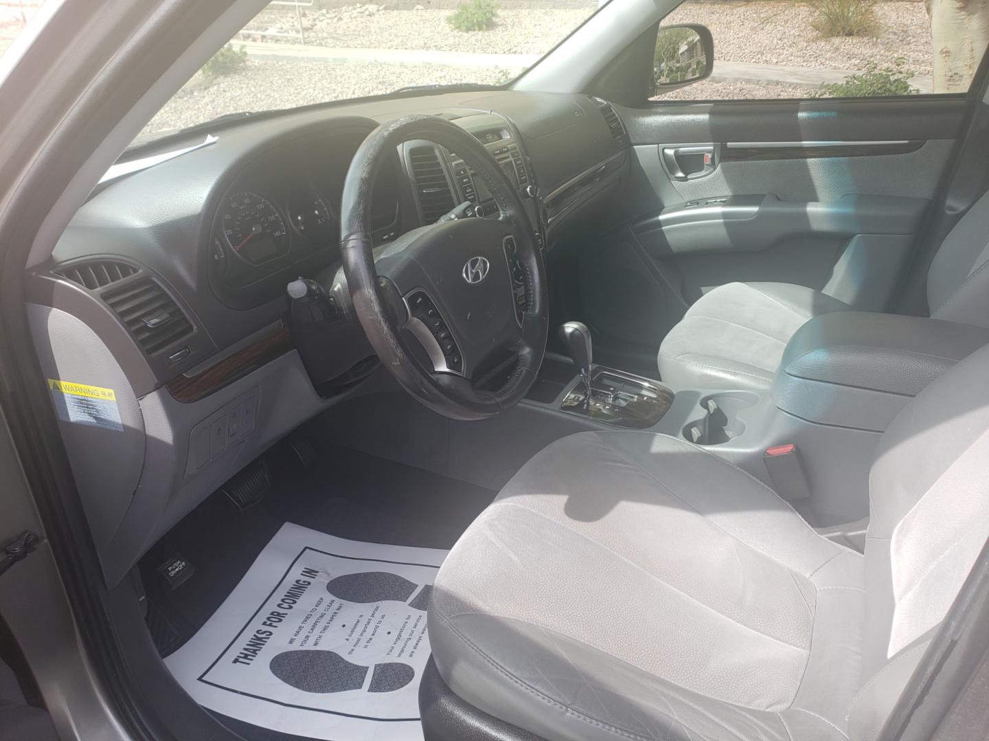 2011 gray /gray Hyundai Santa Fe SE (5XYZH4AG2BG) with an 3.5L V6 DOHC 24V engine, 6-Speed Automatic transmission, located at 323 E Dunlap Ave., Phoenix, AZ, 85020, (602) 331-9000, 33.567677, -112.069000 - 2011 Hyundai Santa Fe SE,......A Must See!! No accidents, Ice cold AC. The car is gorgeous inside and out. Power windows, Power door locks, Stereo/cd/mp3 Player, Phone sync, Bluetooth, Satellite compatible, Beautiful gray interior with gray leather seats in near perfect condition, Incredible gas mil - Photo#9